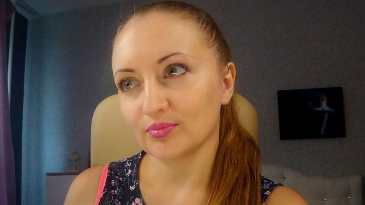 Join BettyMuti for Exclusive Live Webcam