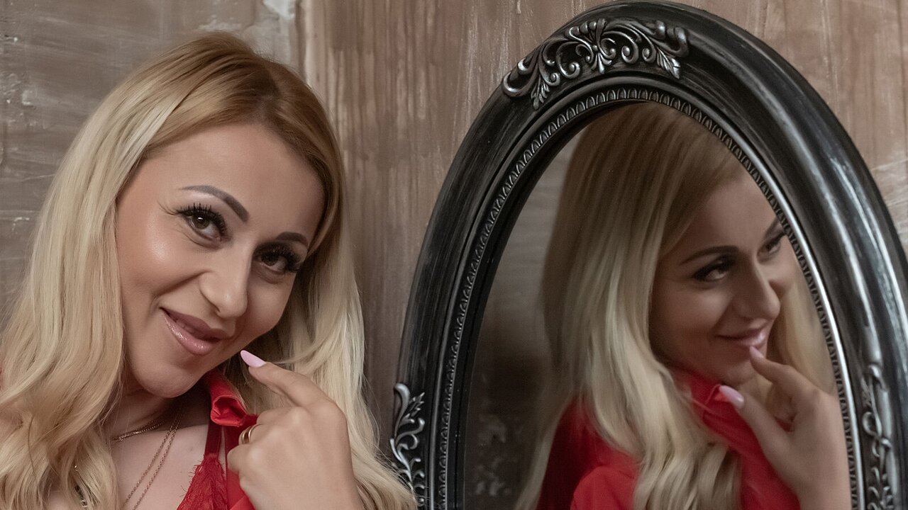 Join EmmaBlis for Exclusive Live Webcam