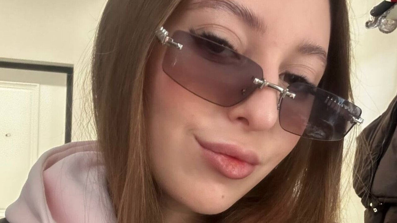 Join ThedaDukas for Exclusive Live Webcam