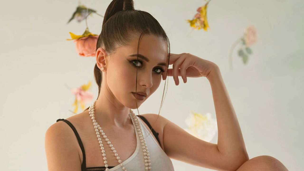 Join VanessaCelesti for Exclusive Live Webcam