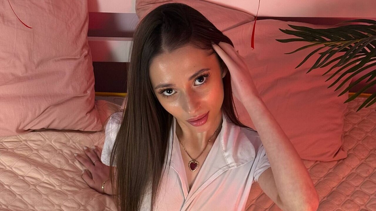 Join VeronaMoon for Exclusive Live Webcam